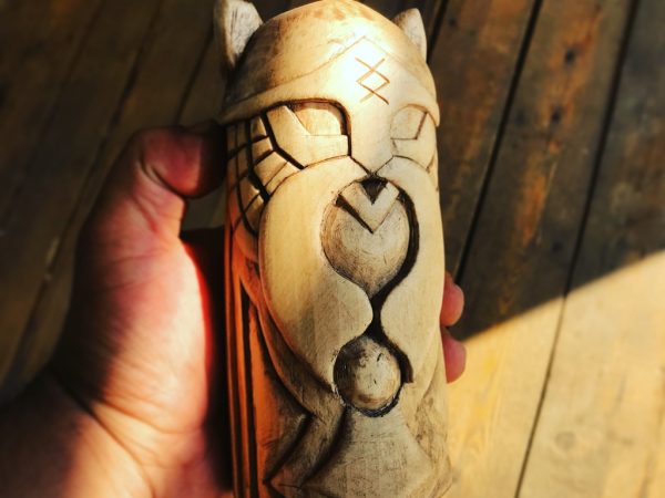 Фигура Одина из дерева